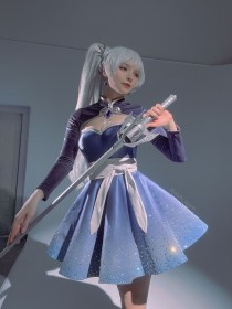 arme,caucasien,cheveux blanc,cosplay,debout,épée,femme,michi kyunn,queue de cheval,robe,rwby,weiss schnee