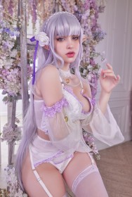 accessoire de cheveux,bas,bas de lingerie,broche en fleur,caucasien,cheveux argenté,cosplay,culotte,elf,emilia (re zero),femme,frange,hologana,jarretelles,lingerie,oreilles pointues,porte jarretelles,re zero,rouge a lèvres,ruban à cheveux,tresse,tresse en couronne,yeux violet