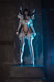 arme,bas,caucasien,cheveux brun,cleavage,corps entier,cosplay,debout,épée,femme,frange,gants,gros seins,hologana,katana,kill la kill,kiryuuin satsuki,yeux bleu