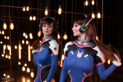 blizzard entertainment,casque audio,caucasien,cheveux chatain,combinaison,cosplay,d.va,femme,frange,hologana,marque au visage,miroir,overwatch