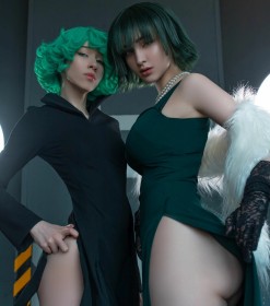 2 filles,caucasien,cheveux court,cheveux vert,cosplay,femme,frange,fubuki (one punch man),groupe de filles,hologana,one punch man,robe,tatsumaki (one punch man)