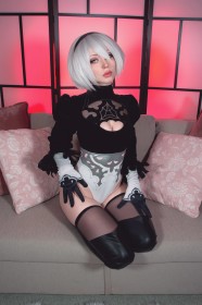 assis,bandeau,bas,bas de lingerie,botte,botte longue,caucasien,cheveux blanc,cheveux court,cleavage,cosplay,femme,gants,leotard,nier (series),piercing nez,seins moyens,shiroktsne,yorha 2b