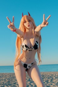 à la plage,bikini,bras levés,caucasien,chainsaw man,cheveux blond,cleavage,cornes,cosplay,cuisses,debout,dehors,double v,femme,gros seins,hologana,mèche entre les yeux,power (chainsaw man),très long cheveux,v,yeux orange