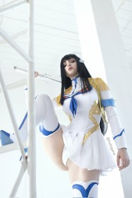 arme,bas,caucasien,cheveux brun,cosplay,culotte,debout,épée,femme,frange,hologana,jambe levée,jupe,kill la kill,kiryuuin satsuki,talon aiguille,uniforme