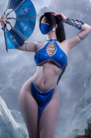 aisselle,bras levés,caucasien,cheveux brun,cosplay,courbée,cuisses,debout,éventail,femme,grosses cuisses,hanches larges,jupe,kitana,lada lyumos,masque,mortal kombat,non-nude,pokie,princesse,sans culotte,très long cheveux,underboob