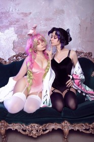 2 filles,accessoire de cheveux,assis,bas,bas de lingerie,canape,caucasien,cheveux multicolores,cheveux violet,cleavage,cosplay,cuisses,demon slayer,double tresses,fausses oreilles animaux,femme,gros seins,groupe de filles,jarretelles,kanroji mitsuri,kochou shinobu,leotard,mia green tea,non-nude,ornement en papillon,tresse