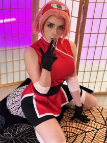 à genou,bandeau,caucasien,cheveux court,cheveux rose,cosplay,doigt sur la bouche,femme,gants,haruno sakura,naruto (series),ninja,non-nude,short,sweetie fox,yeux bleu