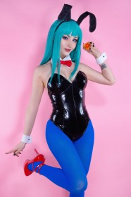 bulma briefs,caucasien,cheveux bleu,collant,cosplay,costume de lapin,debout,dragon ball,fausses oreilles animaux,femme,frange,habits brillants,leotard,noeud papillon,non-nude,rouge a lèvres,shiroktsne,sourire,talon aiguille,vernis mains,yeux bleu