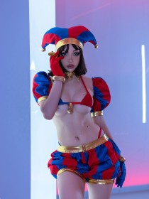 alice delish,caucasien,chapeau,cheveux brun,clown,cosplay,debout,femme,gants,non-nude,pomni,rouge a lèvres,short,the amazing digital circus,underboob