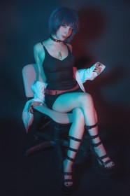 assis,caucasien,cheveux court,choker,cosplay,cuisses,doigts de pied,femme,frange,gothique,jambes croisées,non-nude,persona,pieds,robe,shiroktsne,tae takemi,vernis mains,vernis pieds,yeux marron