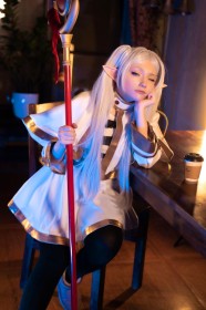 assis,carry key,caucasien,cheveux blanc,collant,cosplay,couette,elf,femme,frieren,jupe,non-nude,oeil fermé,oreilles pointues,sousou no frieren,staff