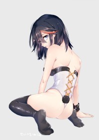 assis,bas,cheveux brun,cheveux court,cheveux multicolores,cul,fille anime,jambes,kill la kill,leotard,matoi ryuuko,mèche entre les yeux,non-nude,regarde derrière,string,yeux bleu