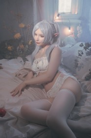 bas,bas de lingerie,caucasien,cheveux gris,cosplay,couette,cuisses,culotte,elf,femme,frieren,lingerie,lit,michi kyunn,non-nude,oreilles pointues,sousou no frieren,soutif,sur le coté