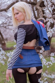 android 18,caucasien,cheveux blond,cheveux court,collant,cosplay,cul,debout,dehors,dragon ball,femme,habits déchirés,jupe,mini jupe,non-nude,peppy cos,rayé,regarde derrière,yeux bleu