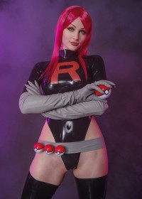 bas,caucasien,cheveux rouge,col roulé,cosplay,debout,femme,gants,gants de coude,habits brillants,jessie (pokemon),leotard,non-nude,pokeball,pokemon,rouge a lèvres,sourire,team rocket,tniwe,yeux bleu