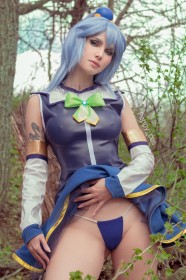 accessoire de cheveux,aqua (konosuba),boules à cheveux,cameltoe,caucasien,cheveux bleu,cosplay,culotte,debout,dehors,femme,frange,jupe,jupe soulevée,konosuba,non-nude,ongles longs,peppy cos,pokie,string,tatouage,yeux bleu