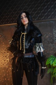 caucasien,cd projekt red,cheveux brun,cosplay,debout,femme,gants,jyusan,main sur la hanche,non-nude,pantalon,the witcher,yennefer de vengerberg,yeux bleu