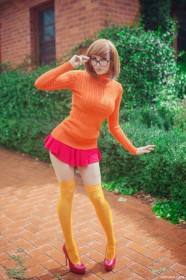 bas,caucasien,cheveux chatain,corps entier,cosplay,cuisses,debout,femme,jambes,jupe,kayla erin,lunette,mini jupe,pull,scooby doo,talon aiguille,velma dace dinkley