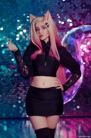 accessoire de cheveux,ahri,alina becker,animal humanoide,bas,caucasien,cheveux blond,cheveux multicolores,cosplay,cuisses,debout,femme,fille renard,jupe,league of legends,main sur la hanche,marque au visage,mini jupe,oreilles animaux,queue,yeux bleu