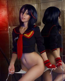 bottomless,caucasien,cheveux bleu,cosplay,culotte,debout,femme,gants,gants sans doigts,helly von valentine (disharmonica),kill la kill,matoi ryuuko,mèche entre les yeux,se déshabille,uniforme scolaire,yeux bleu