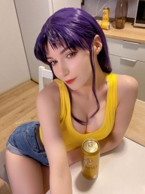 assis,caucasien,cheveux violet,cleavage,cosplay,debardeur,femme,michi kyunn,misato katsuragi,neon genesis evangelion,non-nude,seins moyens,short,short en jean,sourire,yeux marron