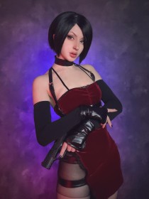 ada wong,arme,capcom,caucasien,cheveux brun,cheveux court,choker,collant,cosplay,debout,femme,gants,gants de coude,grosses lèvres,non-nude,pistolet,resident evil,robe,shiroktsne,vernis mains