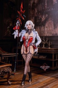 arlecchino (genshin impact),arme,asiatique,bas,bas de lingerie,byoru,cheveux blanc,cleavage,cosplay,courbée,debout,femme,gants,genshin impact,gros seins,hanches larges,lance,leotard,main sur la hanche,mèche entre les yeux,non-nude,talon aiguille