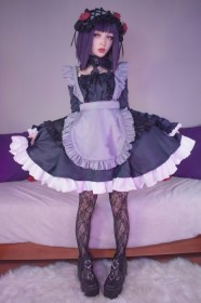 bandeau,bas,bas de lingerie,caucasien,cheveux violet,cosplay,debout,femme,frange,kuroe shizuku,maid,my dress up darling,non-nude,robe,shiroktsne,yeux violet