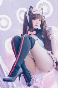 asiatique,assis,bas,cheveux chatain,chocola (nekopara),cosplay,couette,cuisses,culotte,femme,frange,gants,jambes,nekopara,noeud papillon,non-nude,oreilles animaux,rayé,shimo,talon aiguille