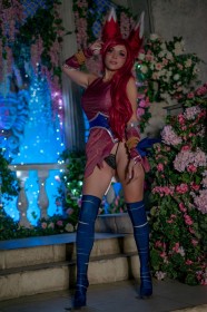 aisselle,bas,bras levés,caucasien,cheveux rouge,corps entier,cosplay,cuisses,culotte,femme,jambes,league of legends,marque au visage,non-nude,octokuro,oreilles animaux,oreilles longues,robe,sourire,string,xayah