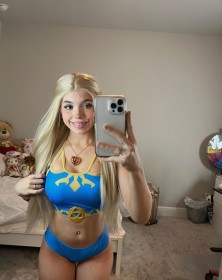 appareil dentaire,caucasien,cheveux blond,cosplay,debout,femme,nintendo,non-nude,piercing,piercing nombril,princesse,princesse zelda,puppiwi,selfshot,smartphone,sourire,the legend of zelda