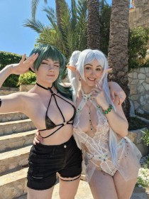 2 filles,aisselle,bikini top,bras levés,carry key,caucasien,cheveux blanc,cheveux vert,cleavage,clin d'oeil,cosplay,couette,cuisses,culotte,debout,dehors,doigt sur la bouche,elf,femme,frieren,groupe de filles,hanches larges,lien sue,lingerie,non-nude,oeil fermé,oreilles pointues,seins moyens,short,short en jean,sourire,sousou no frieren,tire la langue,ubel (sousou no frieren)