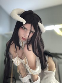 albedo (overlord),caucasien,cheveux brun,cleavage,cosplay,demon,femme,fille demon,non-nude,overlord,penchée,robe,seins moyens,yeux jaune