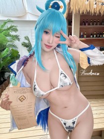 aqua (konosuba),asiatique,bikini,boules à cheveux,cheveux bleu,cleavage,clin d'oeil,cosplay,debout,femme,gros seins,haneame,konosuba,non-nude,oeil fermé,sourire,string,underboob,v,yeux bleu