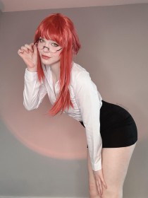 caucasien,chainsaw man,chemise,cheveux rouge,cosplay,cuisses,debout,emfoxpng,femme,frange,jupe,lunette,makima,mini jupe,non-nude,office lady,peau blanche,penchée