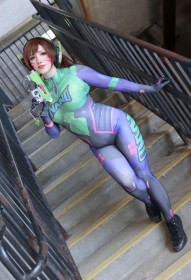 arme,blizzard entertainment,casque audio,caucasien,cheveux chatain,combinaison,cosplay,d.va,debout,escalier,femme,frange,marque au visage,non-nude,overwatch,piercing,piercing nez,pistolet,toxicosplays,yeux marron