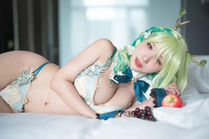 accessoire de cheveux,asiatique,broche en fleur,ceres fauna,cheveux vert,cleavage,cornes,cosplay,culotte,femme,gros seins,haneame,hololive,lingerie,lit,non-nude,soutif,string,sur le coté,yeux marron