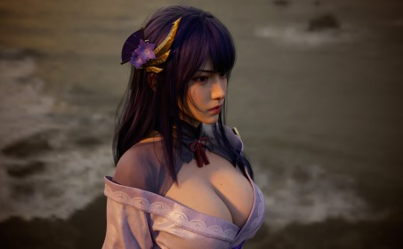 3d,accessoire de cheveux,artwork,cheveux violet,cleavage,frange,genshin impact,gros seins,habits japonais,personnage feminin,raiden shogun