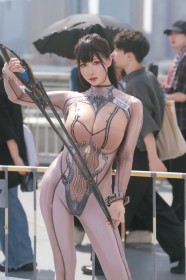 arme,asiatique,cheveux brun,cleavage,combinaison,cosplay,debout,dehors,épée,eve (stellar blade),femme,frange,gros seins,haneame,non-nude,queue de cheval,stellar blade