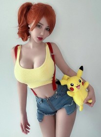 asiatique,bretelles,cheveux court,cleavage,cosplay,debardeur,debout,femme,gros seins,haut court,non-nude,ondine,peluche,pikachu,pokemon,queue de cheval,queue de cheval de coté,rousse,short,short en jean