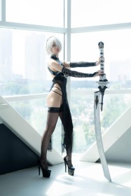 weapon,asian,white hair,short hair,cosplay,standing,sword,women,gloves,elbow gloves,legs,long legs,nier (series),non-nude,hair over one eye,dress,high heels,yorha 2b