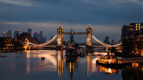 angleterre,architecture,bateau,building,crépuscule,eau,londre,lumière,paysages urbains,pont,réflexion,riviere,royaume uni,ville