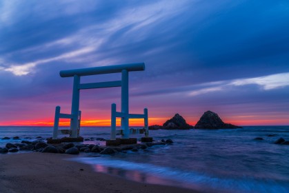 coucher de soleil,eau,japon,nature,océan,paysages,plage,torii,vagues