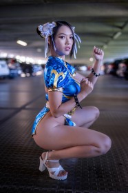 accessoire de cheveux,asiatique,capcom,cheveux brun,chun-li,cosplay,cuisses,doigts de pied,femme,habits chinois,non-nude,pieds,position de combat,robe,sans culotte,squat,street fighter,talon aiguille,vernis pieds