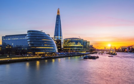 angleterre,architecture,bateau,building,coucher de soleil,eau,londre,riviere,royaume uni,soleil,tour