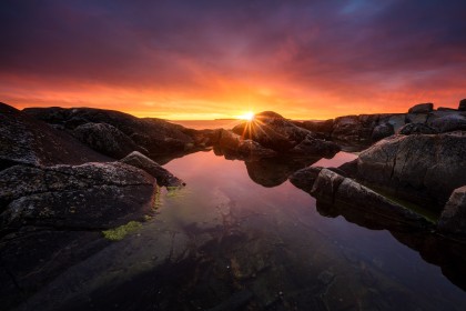 coucher de soleil,eau,nature,océan,paysages,rayons de soleil,roche,suède