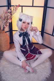 accessoire de cheveux,assis,bas,bas de lingerie,caucasien,cheveux blanc,cosplay,femme,fille chat,frange,high school dxd,jupe,mini jupe,non-nude,oreilles animaux,shiroktsne,toujou koneko,uniforme,vernis mains,yeux jaune