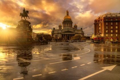 architecture,nuages,rayons de soleil,route,rue,russie