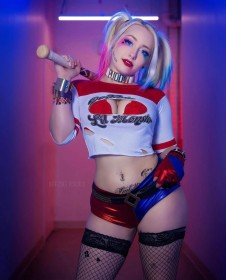 weapon,thighhighs,stockings,fishnet stockings,batman (series),baseball bat,caucasian,blonde hair,multicolored hair,cleavage,collar,cosplay,twintails,thighs,dc comics,standing,women,gloves,fingerless gloves,torn clothes,harley quinn,crop top,non-nude,fishnets,lipstick,medium tits,shorts,bra,tattoo,blue eyes