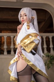 axilirator,bas,bas de lingerie,capelet,caucasien,cheveux blanc,chut,cosplay,couette,cuisses,debout,doigt sur la bouche,femme,frieren,jupe,jupe soulevée,non-nude,oreilles pointues,regarde derrière,sousou no frieren,très long cheveux